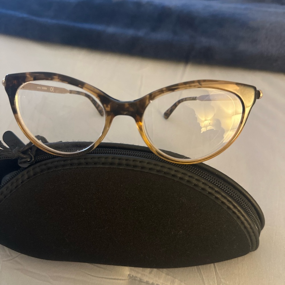 Cat eyes GUESS glasses
